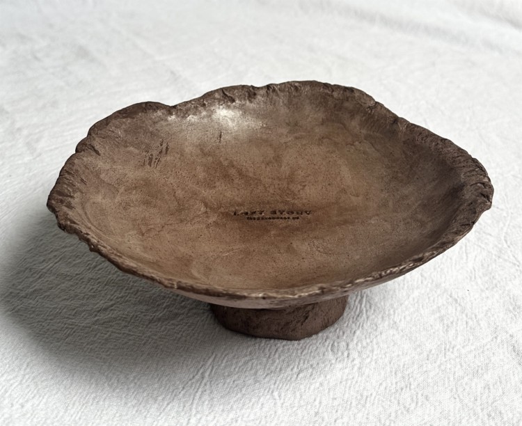 brązowa-podstawka-na-nóżce- z-gliny-wabi-sabi.jpg