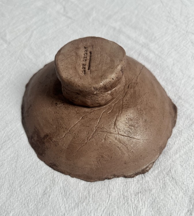 brązowa-podstawka-na-nóżce- z-gliny-wabi-sabi.jpg