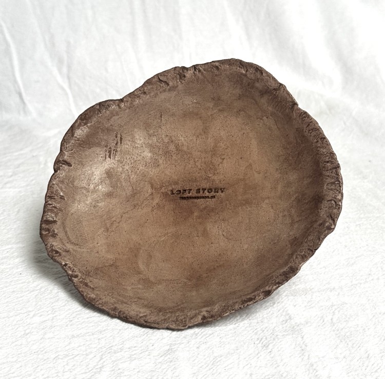 brązowa-podstawka-na-nóżce- z-gliny-wabi-sabi.jpg