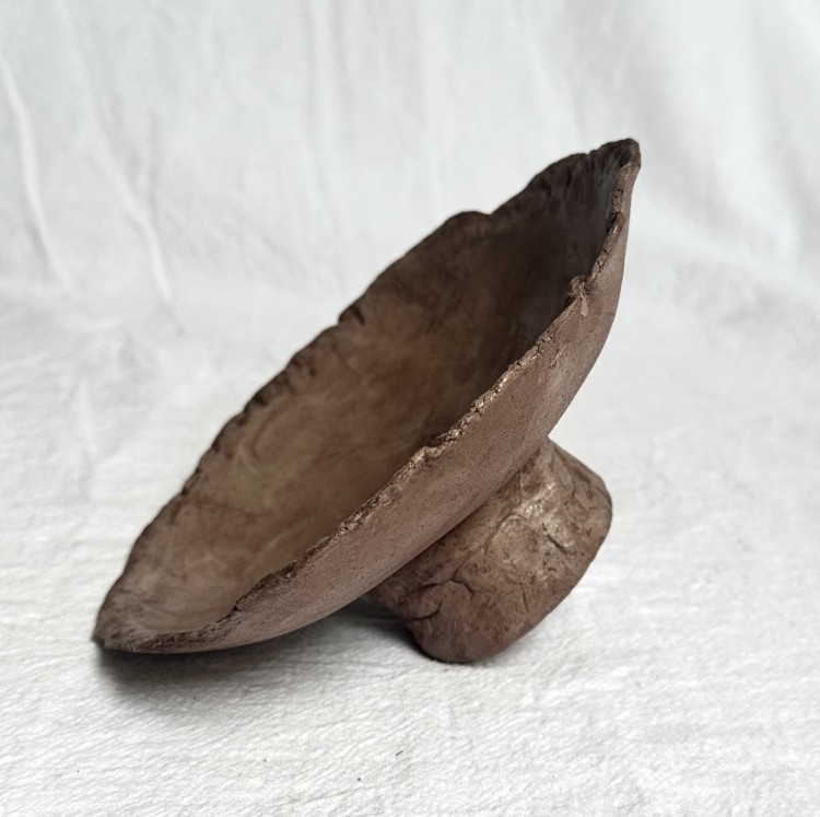 brązowa-podstawka-na-nóżce- z-gliny-wabi-sabi.jpg