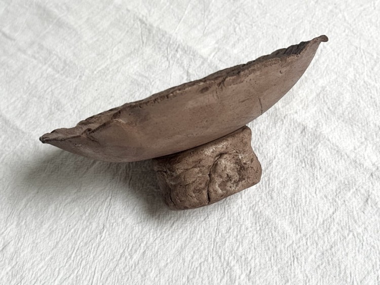 brązowa-podstawka-na-nóżce- z-gliny-wabi-sabi.jpg