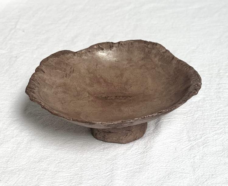 brązowa-podstawka-na-nóżce- z-gliny-wabi-sabi.jpg