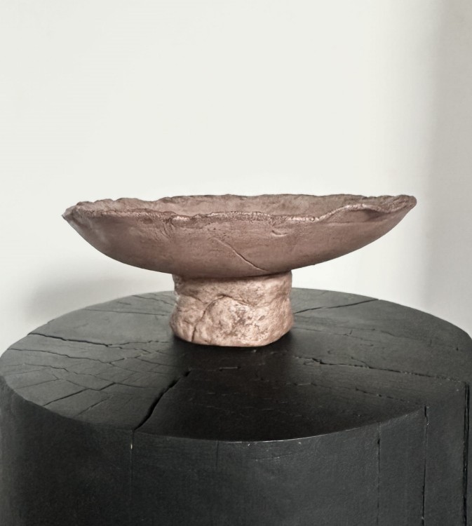 brązowa-podstawka-na-nóżce- z-gliny-wabi-sabi.jpg