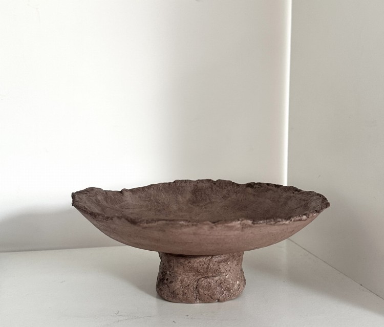 brązowa-podstawka-na-nóżce- z-gliny-wabi-sabi.jpg