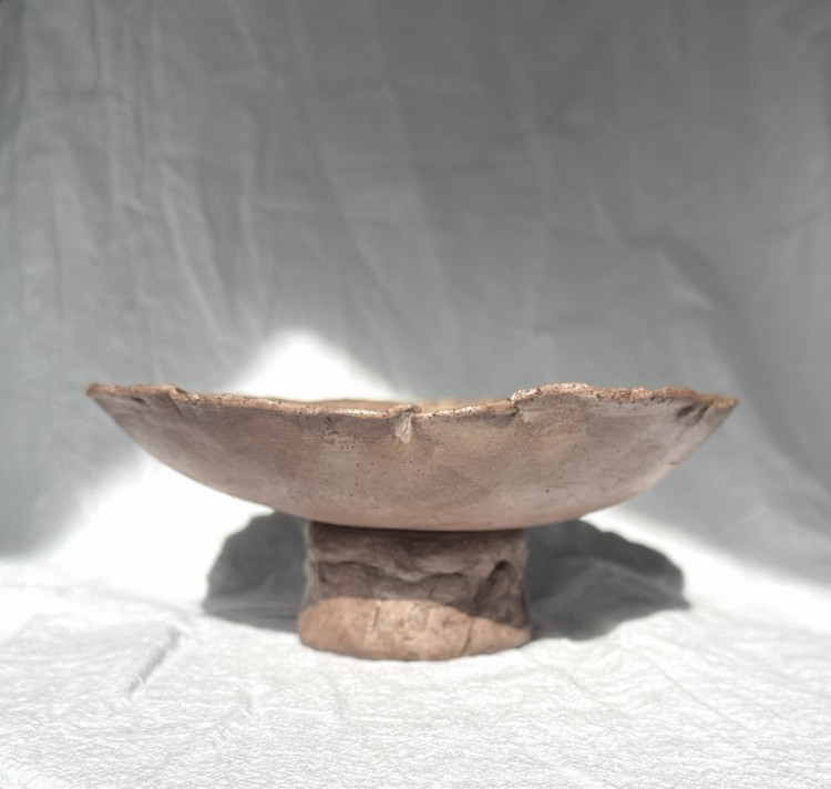 brązowa-podstawka-na-nóżce- z-gliny-wabi-sabi.jpg