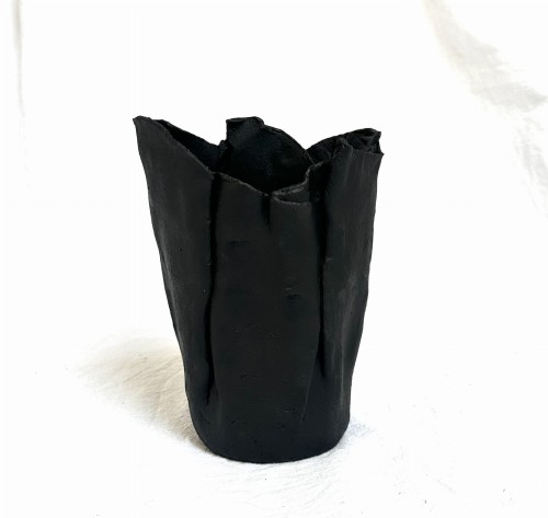 czarny-gnieciony-wazon-z-gliny.jpg