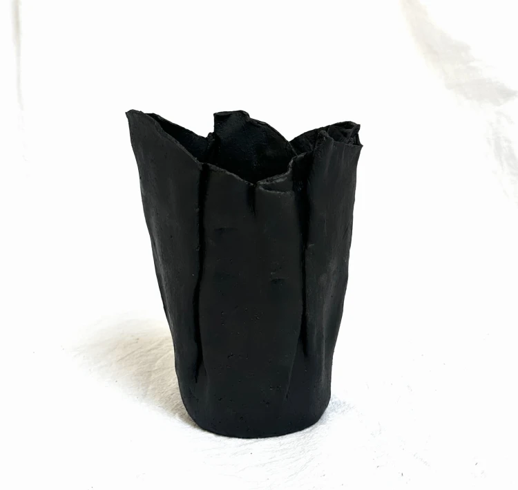 czarny-gnieciony-wazon-z-gliny.jpg