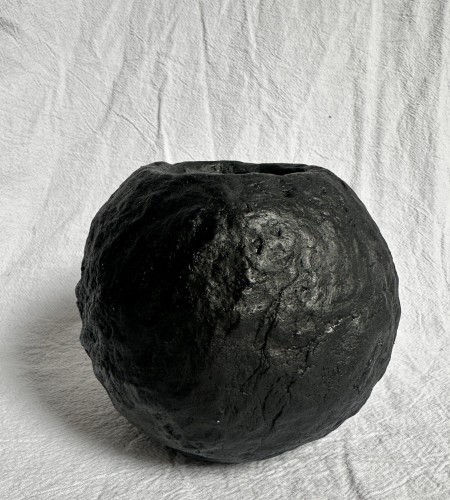 czarny-wazon-z-gliny-kula.jpg
