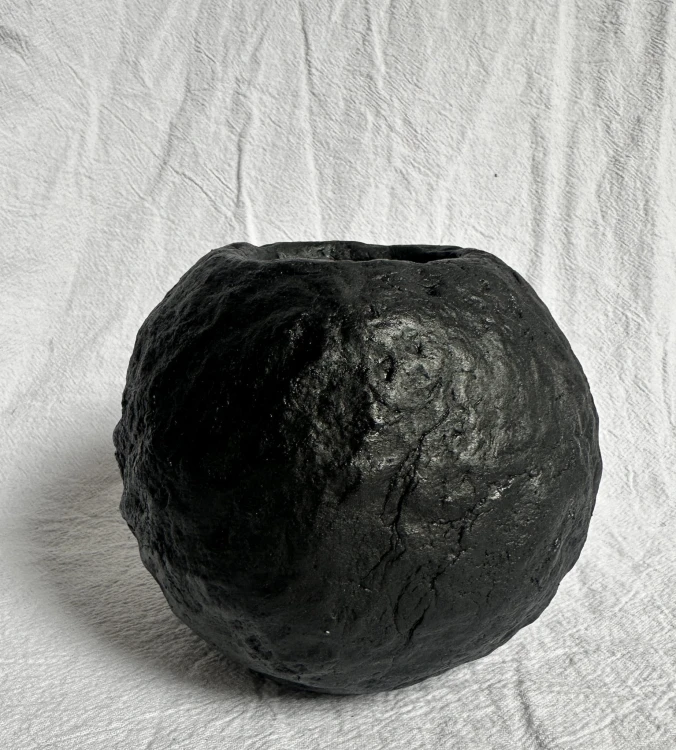 czarny-wazon-z-gliny-kula.jpg