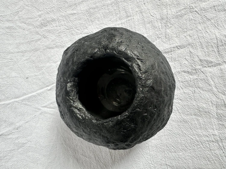 czarny-wazon-z-gliny-kula.jpg