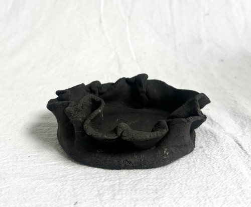 podstawka-z-czarnej-gliny-wabi-sabi.jpg