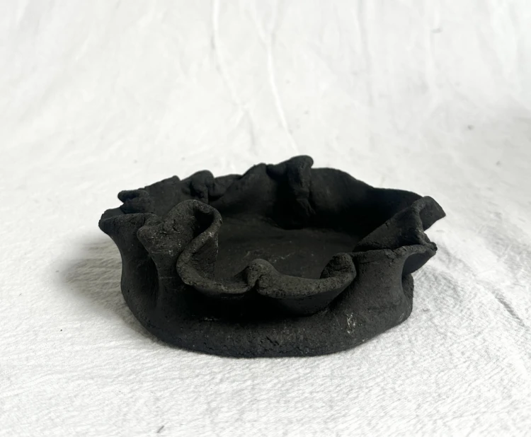 podstawka-z-czarnej-gliny-wabi-sabi.jpg
