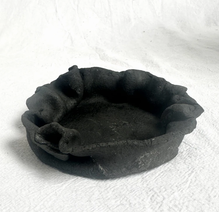 podstawka-z-czarnej-gliny-wabi-sabi.jpg