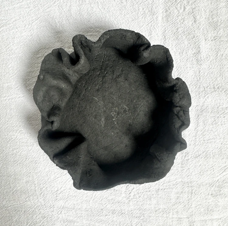 podstawka-z-czarnej-gliny-wabi-sabi.jpg
