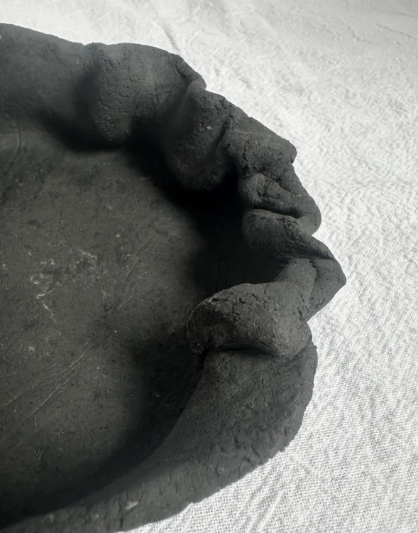 podstawka-z-czarnej-gliny-wabi-sabi.jpg