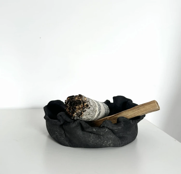 podstawka-z-czarnej-gliny-wabi-sabi.jpg