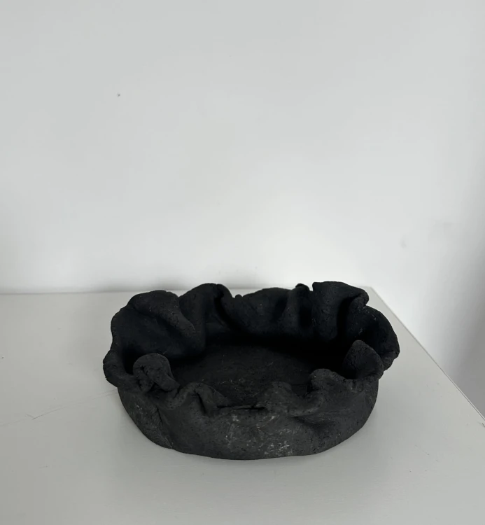 podstawka-z-czarnej-gliny-wabi-sabi.jpg