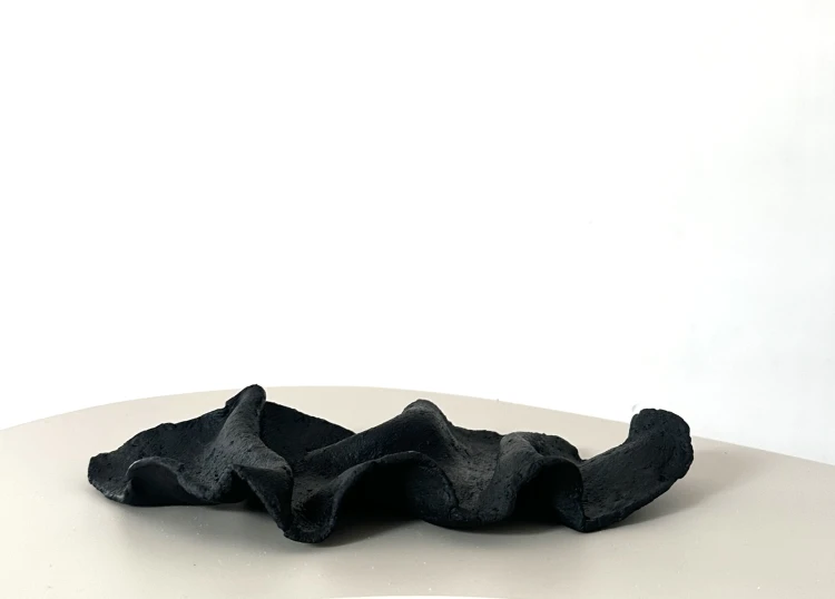 czarna-podstawka-dekoracyjna-w-stylu wabi-sabi.jpg