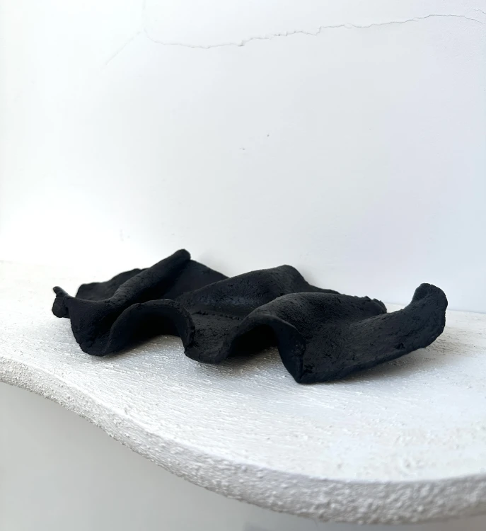 czarna-podstawka-dekoracyjna-w-stylu wabi-sabi.jpg