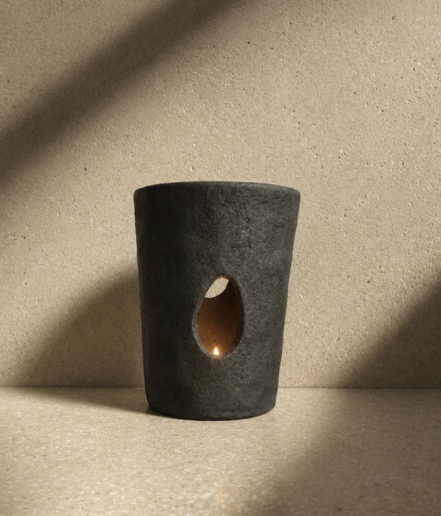 czarny-żeliwny-świecznik-wabi-sabi.jpg