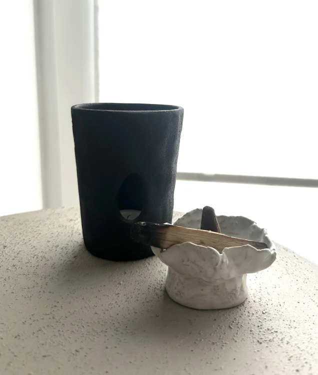 czarny-żeliwny-świecznik-wabi-sabi.jpg