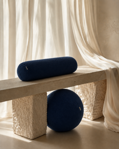poduszka-wałek-boucle-royal-blue.jpg