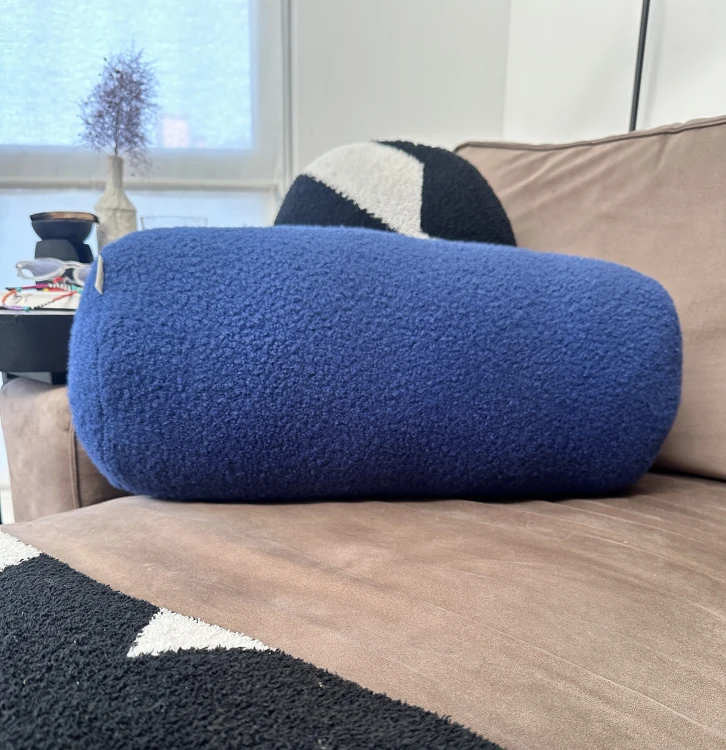 poduszka-wałek-boucle-royal-blue.jpg