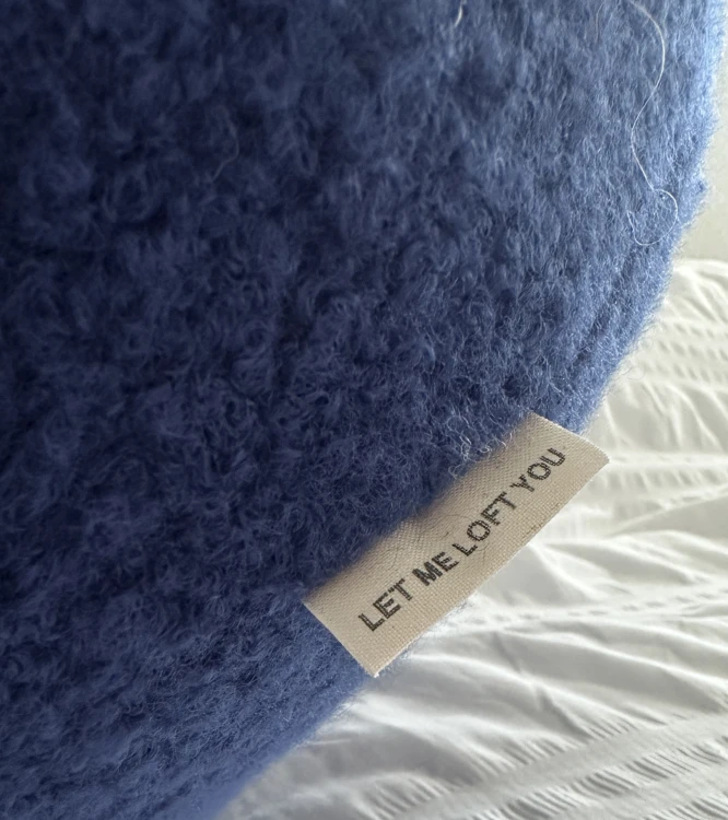 poduszka-wałek-boucle-royal-blue.jpg