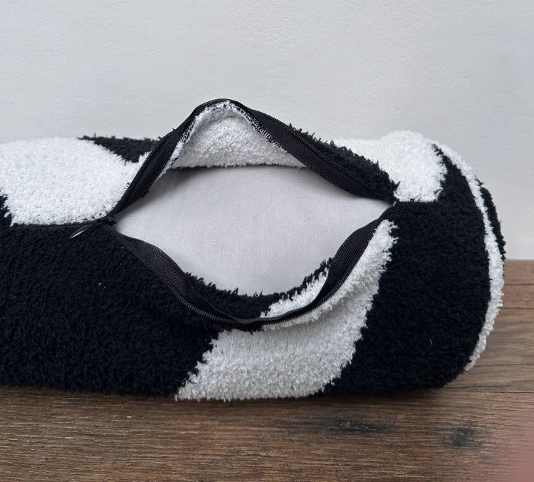 poduszka-wałek-paski-boucle.jpg