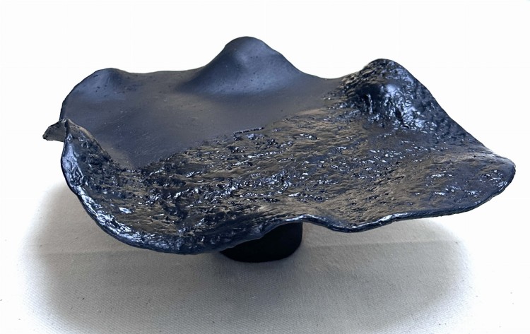 czarna-patera-z-gliny-wabi-sabi.jpg