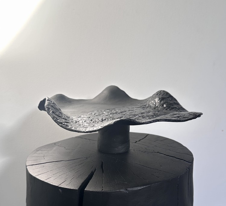 czarna-patera-z-gliny-wabi-sabi.jpg