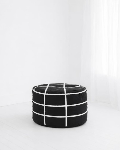 pufa-w kratkę-czarno-biała-modern-organic.jpg
