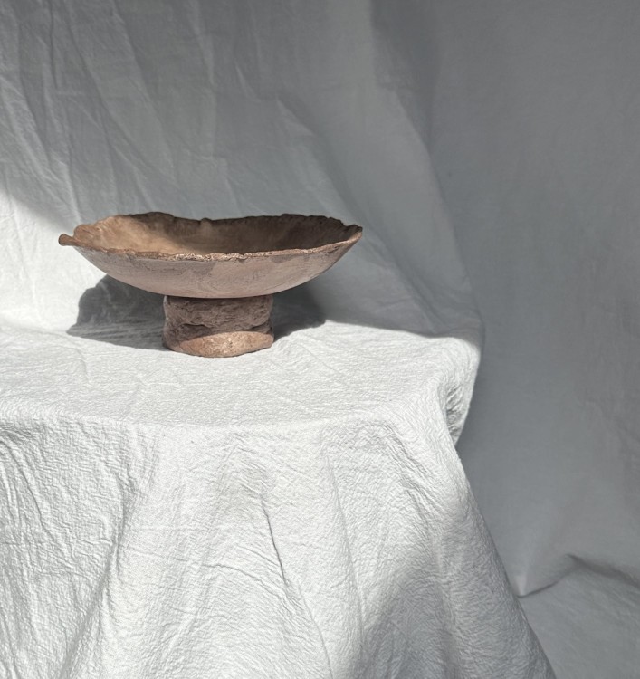 brązowa-podstawka-na-nóżce- z-gliny-wabi-sabi.jpg