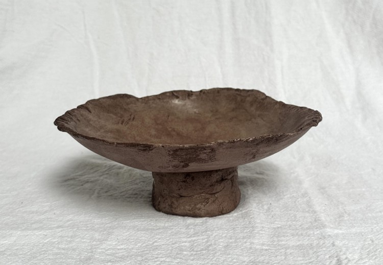 brązowa-podstawka-na-nóżce- z-gliny-wabi-sabi.jpg